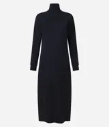 Vestido de punto negro, de manga larga y cuello alto, con corte recto y largo midi.