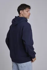 Buzo hoodie azul marino de algodón con corte holgado, capucha con cordones ajustables, bolsillo tipo canguro y etiqueta con logo en el frente.