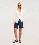 Bermuda de jeans de tiro alto con cintura de inspiración sastre, trabillas para cinto y bolsillos laterales. Confeccionada 100% en algodón.