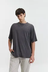 Remera de manga corta para hombre, corte oversize, color gris oscuro.