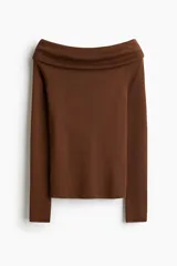 Buzo de punto suave color marrón, con diseño de hombros descubiertos y escote con doblez.