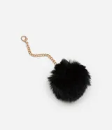 Bolso satchel negro con correa de mano fija y correa bandolera desmontable. Incluye llavero de pompón.