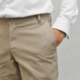 Pantalón chino de gabardina azul marino con corte entallado y bolsillos laterales.