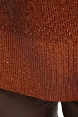 Sweater de punto con acabado brillante, cuello en V y mangas tres cuartos. Presenta un diseño holgado y tejido traslúcido.