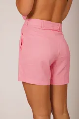Short de sastreria color rosado con trabillas para cinto y bolsillos traseros ovejunos.