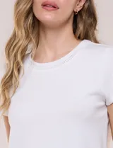 Remera celeste de manga corta, con cuello redondo y detalle calado en el rib del escote, de corte recto y ajuste cómodo.