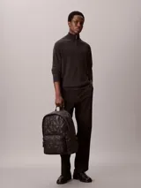 Mochila Calvin Klein de nailon color negro, con diseño acolchado y patrón de monograma integrado, compartimento principal con cremallera doble y bolsillo frontal con cierre.