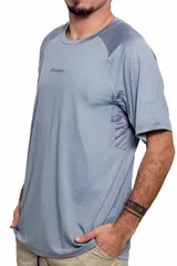 Remera deportiva Lotto de manga corta, color gris, con diseño de cuello redondo y detalles de malla en los laterales.