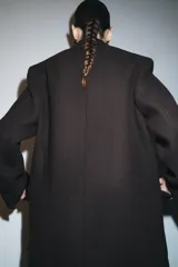 Abrigo oversize de Zara Woman Collection confeccionado en hilatura con lana. Presenta cuello con solapa de muescas, manga larga, bolsillos con solapa en el delantero y cierre frontal cruzado con botones. Incluye forro interior.