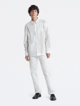 Camisa blanca de manga larga con cuello clásico y cierre con botones.