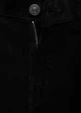 Pantalón de pana negro con diseño acampanado, tiro medio, cierre de cremallera y botón, y cinco bolsillos.