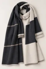 Bufandón de lana lambswool, suave y abrigado, con diseño de bloques de color en gris oscuro y beige, y finas líneas horizontales.
