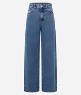 Pantalón de jean celeste de corte wide leg, cintura alta con elástico negro y pespuntes contrastantes.