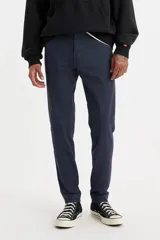 Pantalón chino azul marino de gabardina, marca Levi's, modelo XX Chino Standard Taper. Corte tapered, con tiro medio y cierre con cremallera.