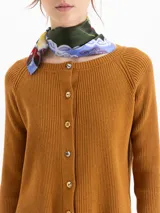 Cardigan de punto acanalado en color azul marino, con ajuste al cuerpo, mangas largas raglán y cierre frontal con botones dorados.