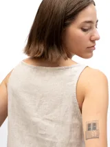 Musculosa beige de lino con cuello redondo y laterales abiertos unidos por tres lazos cosidos.