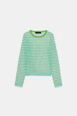 Jersey de punto fino con cuello redondo y manga larga, con estampado de rayas horizontales en tonos verde lima, celeste y beige.