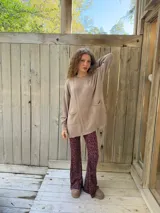 Pantalón oxford de viscosa con estampado de lunares pequeños en color bordó, de talle alto y corte acampanado.