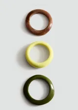 Pack de tres pulseras rígidas de acrílico con diseño voluminoso y acabado brillante en tonos marrón, amarillo y verde.