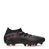 Championes de fútbol Puma Future 9 Match FG/AG, color negro con detalles en rojo. Presentan un diseño de corte medio con cuello elástico, superficie texturizada para mejor control del balón y suela con tapones diseñados para tracción en césped natural y artificial.