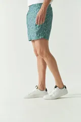 Short de baño con estampado de hojas, color verde menta, con cintura elástica y cordón ajustable. Cuenta con bolsillos laterales y uno trasero, y logo bordado.