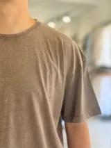 Remera de manga corta con efecto gastado o acid wash en color celeste, con corte oversize y cuello redondo.