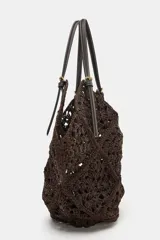 Bolso formato shopper de color marrón con cuerpo trenzado y diseño geométrico. Cuenta con doble asa de hombro en combinación de materiales y compartimento interior extraíble con cremallera.