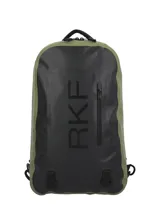 Mochila impermeable de la línea Waterproof de Rockford, confeccionada en lona PVC color verde militar y negro, con el logo RKF impreso en el frente y un bolsillo vertical con cierre termosellado.