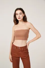 Top strapless color tostado, de algodón y corte ajustado.