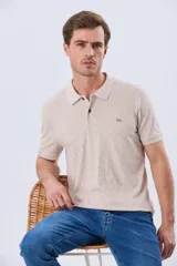 Remera polo de manga corta en color azul marino, con estampado sutil de pequeños motivos geométricos, cuello camisero y cartera con tres botones.