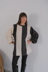 Buzo de viscosa con diseño a rayas verticales rojas y beige, mangas largas abullonadas con puños elastizados.