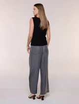 Musculosa de tejido de punto acanalado negro, de calce al cuerpo con escote bote y diseño sin mangas.