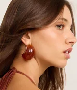 Aros bold de resina color marrón marmoleado con acabado brillante, de diseño redondeado y voluminoso.