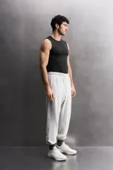 Musculosa deportiva de Zara Athleticz, confeccionada en tejido técnico elástico y transpirable. Presenta cuello redondo, diseño sin mangas y costuras planas termoselladas para mayor confort. Incluye detalle de logo en el dobladillo inferior.