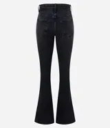 Pantalón jeans estilo bootcut de tiro bajo, con diseño clásico de cinco bolsillos, trabillas para cinturón y cierre frontal con botón y cremallera.