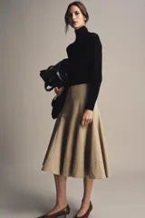 Jersey de cuello alto confeccionado en lana 100%, de manga larga y diseño clásico con acabado de tacto suave.