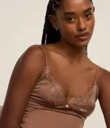 Conjunto de pijama color marrón, compuesto por un top de breteles finos con detalle de encaje en el escote y un short con cintura elástica.