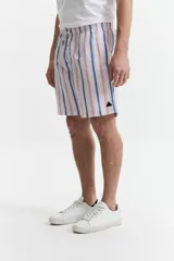 Short de baño largo azul con estampado de flores.