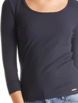 Remera de tejido rib marca Elie Tahari, con cuello redondo y mangas tres cuartos. Presenta un diseño ajustado al cuerpo y un pequeño avío metálico con logo en el ruedo.