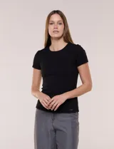 Remera básica de corte al cuerpo con textura acanalada, cuello redondo y mangas cortas. Presenta una pequeña placa metálica decorativa en el borde inferior.
