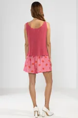 Musculosa sin mangas tejida en punto canalé de viscosa color fucsia, con escote redondo y calce cómodo.
