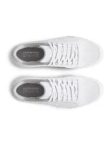 Championes Under Armour de estilo urbano, color blanco, con parte superior de cuero sintético y suela de goma al tono. Presenta el logo de la marca grabado en el lateral y cierre mediante cordones.