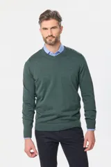 Suéter de tejido fino color azul marino, con cuello en V y manga larga. Presenta un pequeño logo bordado en el pecho.