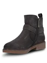 Bota corta de descarne color gris, con diseño de caña baja y detalle de tira con hebilla metálica lateral. Cuenta con suela de goma texturizada y cierre lateral para un ajuste cómodo.