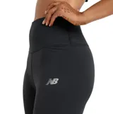 Leggings deportivos New Balance de tiro alto, color negro, con ajuste ceñido y logo de la marca estampado en la pierna.