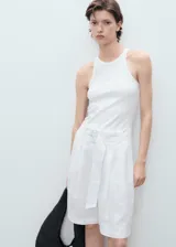 Short de tiro medio confeccionado en lino, con diseño recto, cierre frontal con botón, gancho y cremallera ocultos, y cinturón ajustable con hebilla forrada en el mismo tejido.