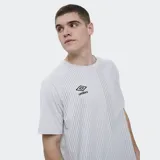 Remera deportiva Umbro modelo Bosse, de color gris claro con rayas verticales sutiles en el frente y mangas cortas. Cuenta con el logo de la marca estampado en el pecho.