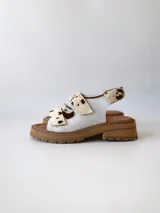 Sandalias con plataforma color marrón y tiras de cuero sintético con estampado animal print de vaca.