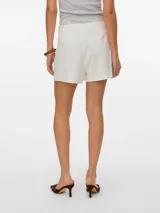 Pollera short de tiro alto y fit holgado, con diseño envolvente en la parte delantera y cierre lateral invisible.