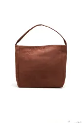 Cartera tipo tote de gamuza en color marrón, con diseño minimalista y asa única integrada.